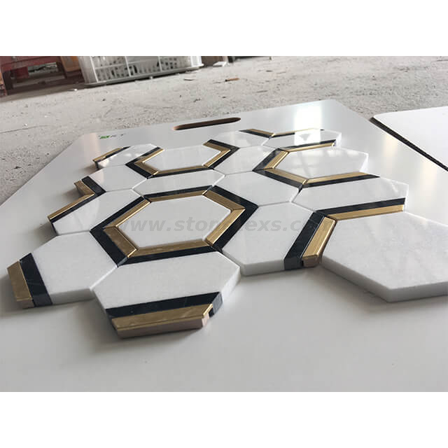Белый мрамор Тасоса с мозаикой из латуни с шестиугольником